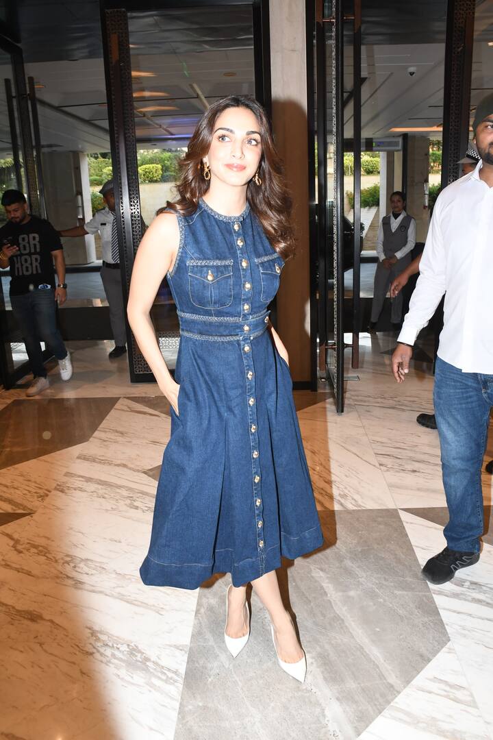 वे एनी क्लोथिंग ब्रांड की शानदार डेनिम स्लीवलेस ड्रेस पहने दिखाई दीं. इस आउटफिट पर गोल्डन बटन, कमर, नेकलाइन और पॉकेट की चारों तरफ डेनिम ब्रेडिंग थी.