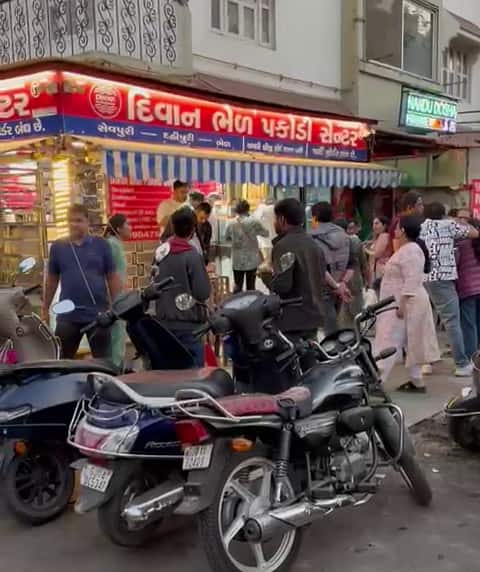 वीडियो वायरल होने के बाद एएमसी के स्वास्थ्य विभाग ने रविवार को ही घटनास्थल का दौरा किया. उस समय यूनिट बंद होने के कारण फिलहाल इसे सील कर दिया गया है।