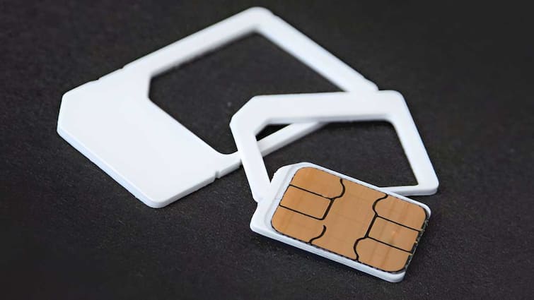 How many SIM cards can be purchased on one Aadhaar card Know what the rules say tech news hindi एक आधार कार्ड पर कितने SIM Card खरीद सकते हैं? जानें क्या कहता है नियम