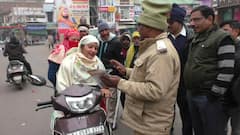 भरतपुर में ट्रैफिक पुलिस की 'गांधीगिरी', हेलमेट नहीं पहनने वाले वाहन चालकों को दिए फूल