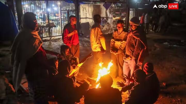 पंजाब और हरियाणा में कड़ाके की ठंड का दौर जारी है. हरियाणा के सिरसा, हिसार, फतेहाबाद और जींद जैसे जिलों में कोल्ड डे का अलर्ट जारी किया गया है. वहीं पंजाब के बठिंडा, बरनाला और चंडीगढ़ जैसे स्थानों पर घना कोहरा और शीतलहर का असर रहेगा. कुछ जगहों पर बूंदाबांदी और बादल छाए रहने की संभावना है.