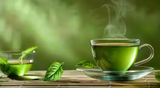 ਵਰਲਡ ਕੈਂਸਰ ਰਿਸਰਚ ਫੰਡ ਕੈਂਸਰ ਦੇ ਜੋਖਮ ਨੂੰ ਘਟਾਉਣ ਲਈ ਫਲਾਂ, ਸਬਜ਼ੀਆਂ, ਸਾਬਤ ਅਨਾਜ ਅਤੇ ਹਰੀ ਚਾਹ ਵਰਗੀ ਹੈਲਥੀ  ਡ੍ਰਿੰਕ ਨਾਲ ਭਰਪੂਰ ਬੈਲੇਂਸ ਡਾਈਟ ਦੀ ਸਲਾਹ ਦਿੰਦਾ ਹੈ। ਜੇਕਰ ਤੁਸੀਂ ਗ੍ਰੀਨ ਟੀ ਪੀਣ ਵੇਲੇ ਸਿਗਰਟ ਨਹੀਂ ਪੀਂਦੇ ਅਤੇ ਨਿਯਮਿਤ ਕਸਰਤ ਕਰਦੇ ਹੋ ਤਾਂ ਤੁਹਾਨੂੰ ਜ਼ਿਆਦਾ ਫਾਇਦੇ ਮਿਲਣਗੇ। ਗ੍ਰੀਨ ਟੀ ਪੀਣ ਵਿੱਚ ਭਾਵੇਂ ਸਵਾਦ ਨਾ ਲੱਗੇ ਪਰ ਇਹ ਸਿਹਤ ਲਈ ਫਾਇਦੇਮੰਦ ਹੈ। ਹਾਲ ਹੀ ਦੇ ਸਾਲਾਂ ਵਿੱਚ ਰਿਸਰਚ ਵਿੱਚ ਇਹ ਖੁਲਾਸਾ ਹੋਇਆ ਹੈ ਕਿ ਗ੍ਰੀਨ ਟੀ ਕੈਂਸਰ ਦੇ ਖਤਰੇ ਨੂੰ ਘਟਾ ਸਕਦੀ ਹੈ। ਗ੍ਰੀਨ ਟੀ ਐਂਟੀਆਕਸੀਡੈਂਟਸ ਨਾਲ ਭਰਪੂਰ ਹੁੰਦੀ ਹੈ।