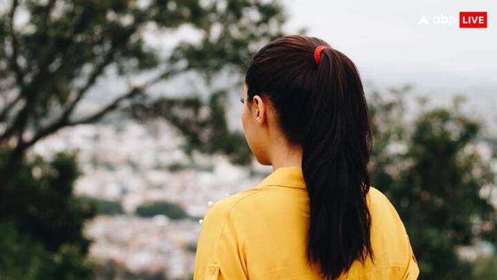 जापान के स्कूलों में लड़कियां चोटी के साथ अपने बालों को कलर भी नहीं करा सकती हैं. सभी लड़कियों के बालों का रंग काले ही होना चाहिए. हालांकि काले के अलावा नेचुरल जो कलर है, उस पर कोई रोक नहीं है.