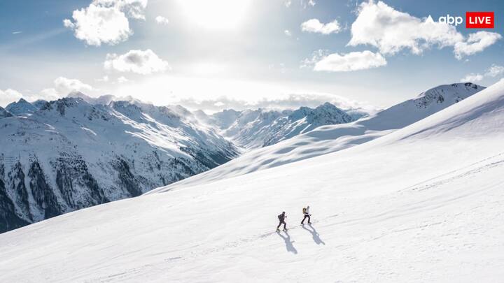 बता दें कि सांप गर्मी पाने के लिए अपने आसपास के वातावरण पर निर्भर रहता है. यही वजह है कि इन्हें कोल्ड ब्लडेड एनिमल कहा जाता है. आसान भाषा में इस रेप्टाइल प्रजाति के जानवर बर्फीले इलाकों में जीवित नहीं रह सकते हैं.