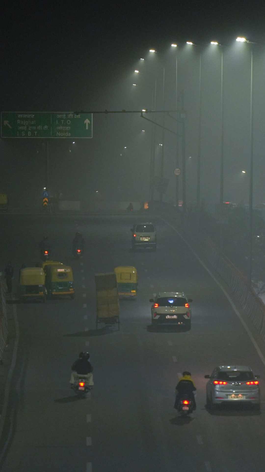 इस मौसम में गाड़ी की विजिबिलिटी बढ़ाने के लिए फॉग लैम्प का इस्तेमाल किया जाता है.