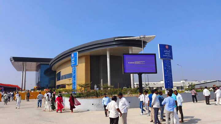 చర్లపల్లి టెర్మినల్‌కు ఉప్పల్ మెట్రో స్టేషన్‌ నుంచి ఫీడర్ బస్సులు అందుబాటులో ఉండగా, TSRTC బస్సులు, టాక్సీలు, ఆటోలు కూడా త్వరలో అందుబాటులోకి రానున్నాయి. పెద్ద సంఖ్యలో ప్రయాణికులు సులభంగా ప్రవేశించేందుకు ప్రవేశ ద్వారాలు ఏర్పాటు చేశారు.