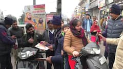 भरतपुर में ट्रैफिक पुलिस की 'गांधीगिरी', हेलमेट नहीं पहनने वाले वाहन चालकों को दिए फूल