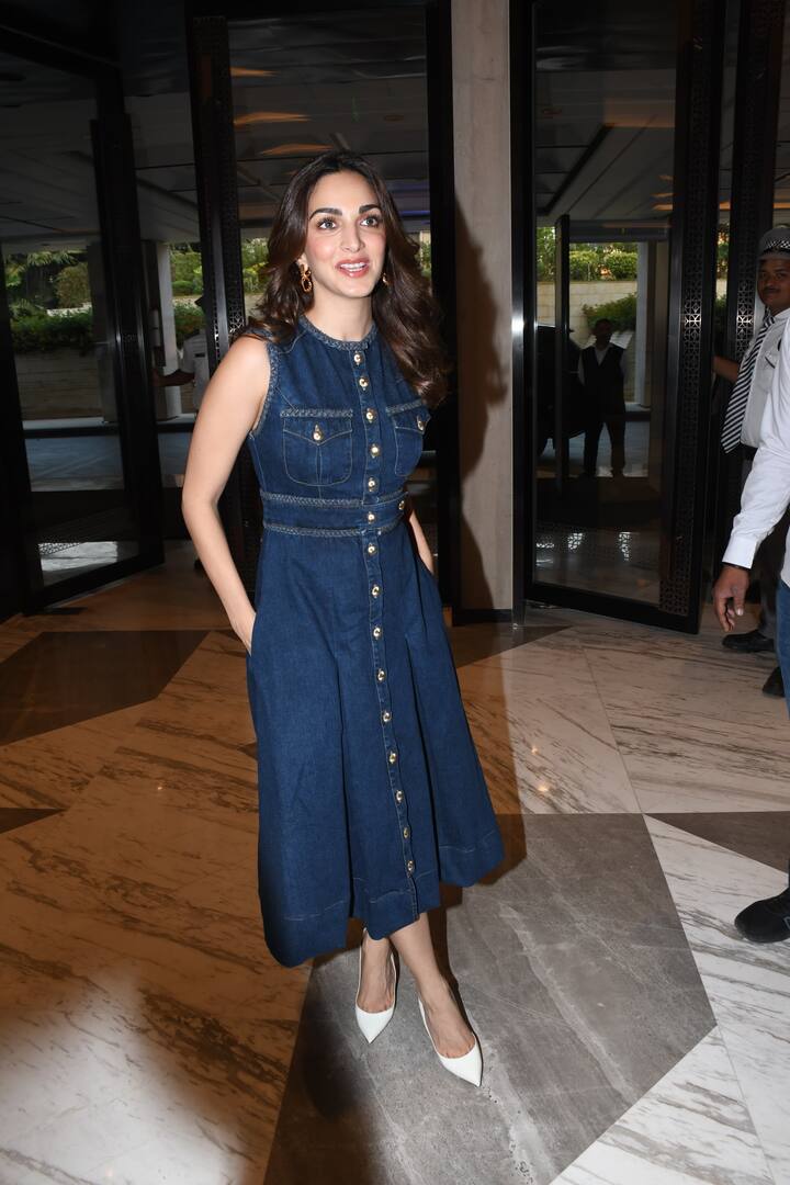 क्लोथिंग वेबसाइट के मुताबिक कियारा की इस स्टाइलिश डेनिम ड्रेस की कीमत सिर्फ 10,000 रुपए है.