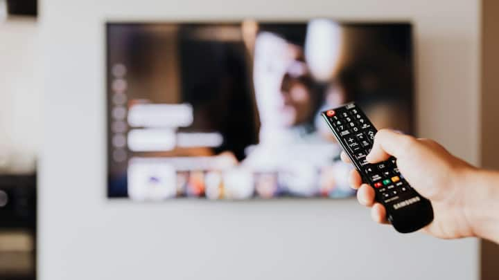 TV Subscription Price Hike February 2025: अगले महीने यानी 1 फरवरी 2025 से टीवी देखने वालों के लिए नियमों में बदलाव किया जा सकता है. आपको नेक्स्ट मंथ से टीवी देखने के लिए ज्यादा पैसे देने होंगे.