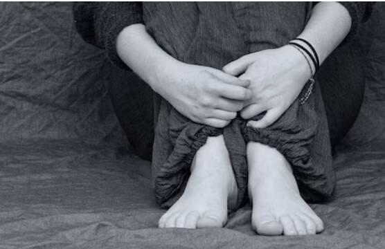 ਥਾਣੇ ਵਿੱਚ ਬਣਾਏ ਸਬੰਧ  ਵਾਇਰਲ ਵੀਡੀਓ ਵਿੱਚ ਤੁਸੀਂ ਦੇਖ ਸਕਦੇ ਹੋ ਕਿ ਇੱਕ ਪੁਲਿਸ ਮੁਲਾਜ਼ਮ ਇੱਕ ਔਰਤ ਨਾਲ ਰੋਮਾਂਸ ਕਰਦਾ ਨਜ਼ਰ ਆ ਰਿਹਾ ਹੈ। ਵੀਡੀਓ 'ਚ ਨਜ਼ਰ ਆ ਰਹੀ ਔਰਤ ਵੀ ਪੁਲਿਸ ਨਾਲ ਭਿੜ ਰਹੀ ਹੈ। ਔਰਤ ਅਤੇ ਪੁਲਿਸ ਮੁਲਾਜ਼ਮ ਆਰਾਮ ਨਾਲ ਰੋਮਾਂਸ ਕਰ ਰਹੇ ਸਨ, ਜਦੋਂ ਕਿਸੇ ਨੇ ਗੁਪਤ ਤੌਰ 'ਤੇ ਇਹ ਵੀਡੀਓ ਬਣਾ ਲਈ।