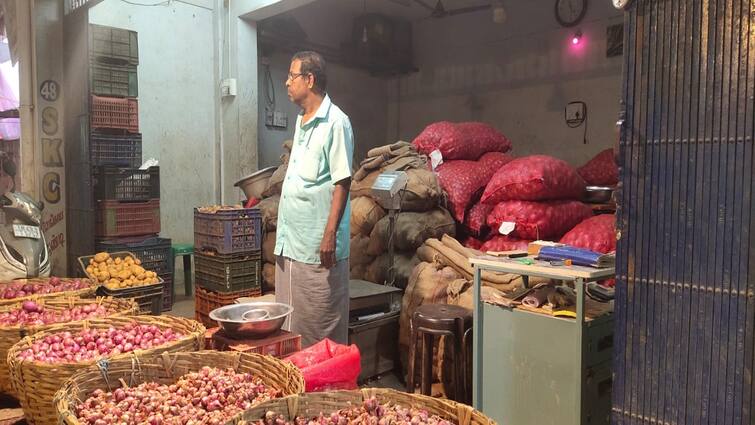 Thanjavur news Small onion prices increase, selling for Rs. 100 per kg tnn ராக்கெட் போல் விலையில் வேகம் பிடிக்குதே... குடும்பத்தலைவிகள் கவலை எதற்காக?