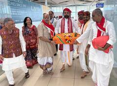 રાજકોટમાં વૃંદાવન ધામ ઈશ્વરીયા ખાતે રાજભોગ દર્શન માટે ચાર્ટર પ્લેનમાં શ્રીનાથજીથી ધ્વજા પહોંચી