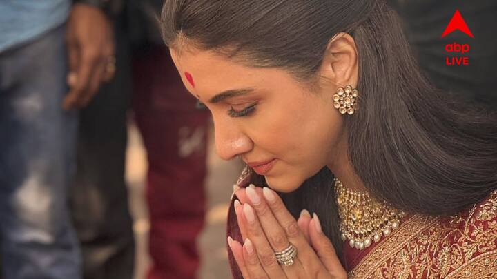 একেবারেই তা নয়। এর মূলে রয়েছে পরিচালক রামকমল মুখোপাধ্যায়ের একটি মানতের গল্প। যেটি তিনি করেছিলেন দীর্ঘদিন আগেই।