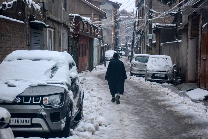 मौसम विभाग ने बताया कि श्रीनगर में न्यूनतम तापमान शून्य से 0.5 डिग्री सेल्सियस नीचे दर्ज किया गया, जबकि इससे पिछली रात को न्यूनतम तापमान शून्य से 2.5 डिग्री सेल्सियस नीचे दर्ज किया गया था.