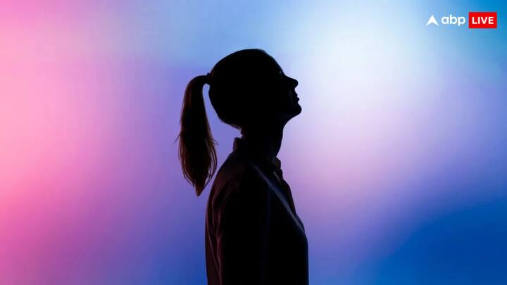 जापान के अधिकांश स्कूलों में पोनीटेल पर प्रतिबंध है. सिर्फ इतना ही नहीं इसके अलावा कई अन्य प्रतिबंध भी हैं. जैसे बच्चों के मोज़े का रंग, स्कर्ट की लंबाई, अंडरवियर का सफेद रंग और तो और भौंहों के आकार तक को लेकर कड़े नियम हैं.