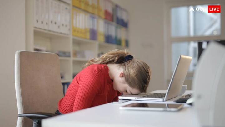 इस नियम को लेकर 2020 में जापान के फुकुओका इलाके के कई स्कूलों में सर्वे किया गया था. जिसमें बताया गया था कि चोटी बनाने के बाद लड़कियों की दिखती गर्दन से पुरुष यौन रूप से उत्तेजित महसूस कर सकते है. जिसके बाद स्कूल में एक चोटी पर बैन बना लगा हुआ है.