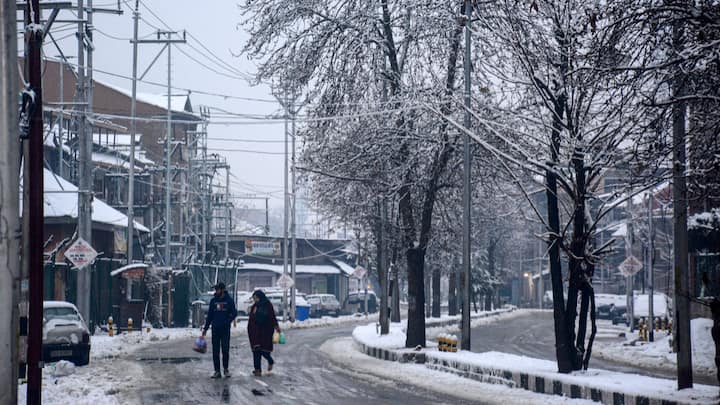 Several parts of Kashmir, including Srinagar city, received a fresh spell of snowfall on Sunday as the Mercury stayed below the freezing point.