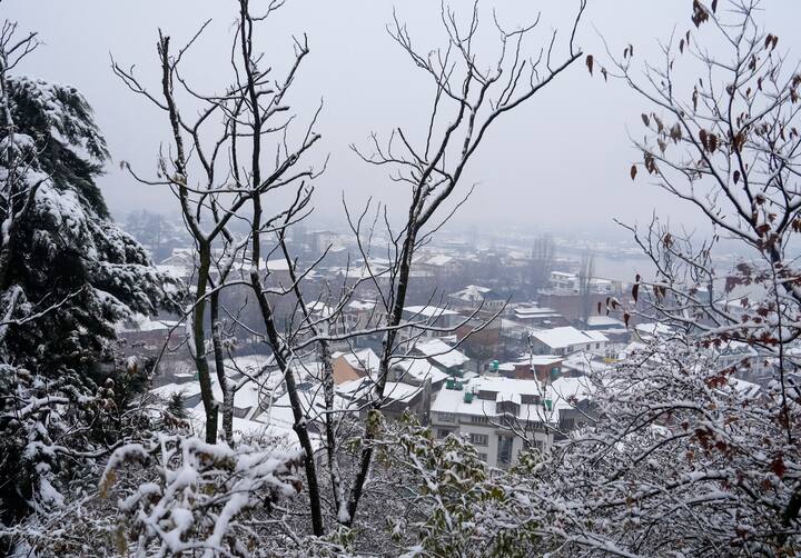 ‘चिल्ला-ए-कलां’ अगले साल 30 जनवरी को खत्म हो जाएगा, लेकिन शीतलहर जारी रहेगी. 40 दिनों के ‘चिल्ला-ए-कलां’ के बाद 20 दिवसीय ‘चिल्ला-ए-खुर्द’ और 10 दिन का ‘चिल्ला-ए-बच्चा’ भी होगा जब घाटी में ठंड में धीरे-धीरे कमी आएगी.