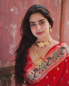 सुंदर मुखडा, सोन्याचा तुकडा! कोण आहे ही भारताची 'हानिया आमीर', जिच्या अदांवर लाखो फिदा!