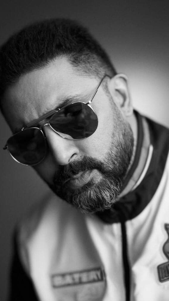 कई फ्लॉप्स के बावजूद इस मामले में शाहरुख जैसे बने अभिषेक बच्चन