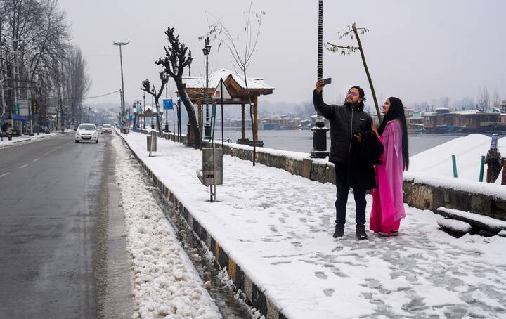 मौसम विभाग ने बताया कि दक्षिण कश्मीर के पहलगाम में न्यूनतम तापमान बढ़कर शून्य से 1.4 डिग्री सेल्सियस नीचे दर्ज किया गया, जबकि पिछली रात यह शून्य से 3.2 डिग्री नीचे था.