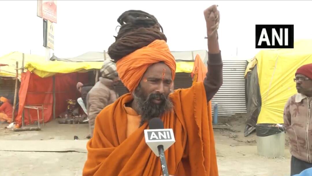 Watch: महाकुंभ में पहुंचे दिगम्बर हरिवंश गिरि, 5 सालों से ऊपर उठा रखा हाथ, 12 साल का है संकल्प Digambar Harivansh Giri reached Mahakumbh kept his hand raised for 5 years Watch Video Watch: महाकुंभ में पहुंचे दिगम्बर हरिवंश गिरि, 5 सालों से ऊपर उठा रखा हाथ, 12 साल का है संकल्प