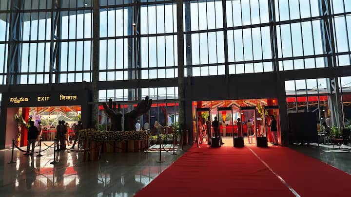 హైదరాబాద్ చర్లపల్లి టెర్మినల్‌ను ప్రధాని మోదీ, రైల్వే మంత్రి అశ్వినీ వైష్ణవ్ వర్చువల్‌గా ప్రారంభించారు. రూ.430 కోట్లతో అభివృద్ధి చేపట్టగా సికింద్రాబాద్, నాంపల్లి, కాచిగూడ స్టేషన్లపై ఒత్తిడి తగ్గనుంది.