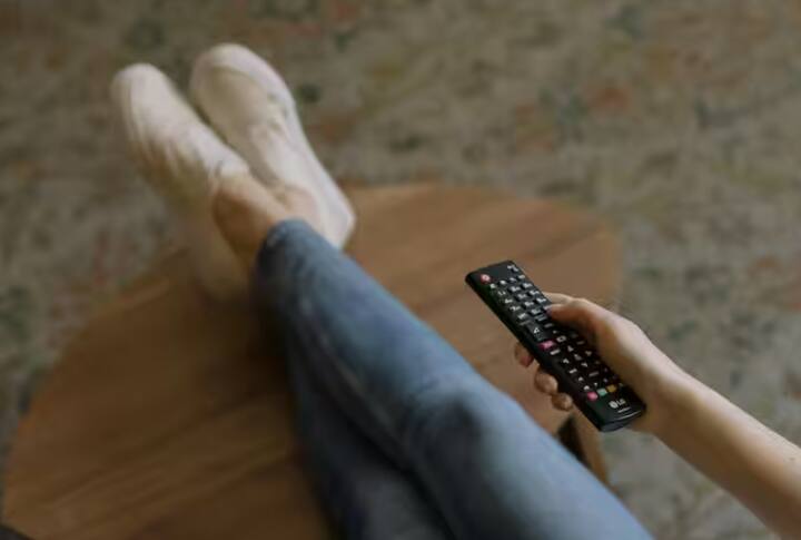 ਦਰਅਸਲ, ਟੀਵੀ ਪ੍ਰਸਾਰਕ ਦਾਅਵਾ ਕਰ ਰਹੇ ਹਨ ਕਿ ਕੰਟੈਂਟ ਕੌਸਟ ਦੀ ਲਾਗਤ ਲਗਾਤਾਰ ਵੱਧ ਰਹੀ ਹੈ। ਅਜਿਹੇ 'ਚ ਇਸ਼ਤਿਹਾਰਬਾਜ਼ੀ ਤੋਂ ਹੋਣ ਵਾਲੀ ਆਮਦਨ 'ਚ ਕਮੀ ਆਈ ਹੈ। ਪ੍ਰਸਾਰਕਾਂ ਨੇ ਸਾਂਝੇ ਤੌਰ 'ਤੇ ਟੀਵੀ ਚੈਨਲਾਂ ਦੀਆਂ ਕੀਮਤਾਂ ਵਧਾਉਣ ਦਾ ਐਲਾਨ ਕੀਤਾ ਹੈ, ਕਿਉਂਕਿ ਉਨ੍ਹਾਂ ਲਈ ਕੰਟੈਂਟ ਕੁਆਲਿਟੀ ਨੂੰ ਬਿਹਤਰ ਬਣਾਏ ਰੱਖਣਾ ਮੁਸ਼ਕਿਲ ਹੁੰਦਾ ਜਾ ਰਿਹਾ ਹੈ। ਇਸ ਦੇ ਨਾਲ ਹੀ ਕੰਪਨੀਆਂ ਦੀ ਆਪਰੇਟਿੰਗ ਕੌਸਟ ਵਿੱਚ ਵੀ ਇਜ਼ਾਫਾ ਹੋਇਆ ਹੈ।