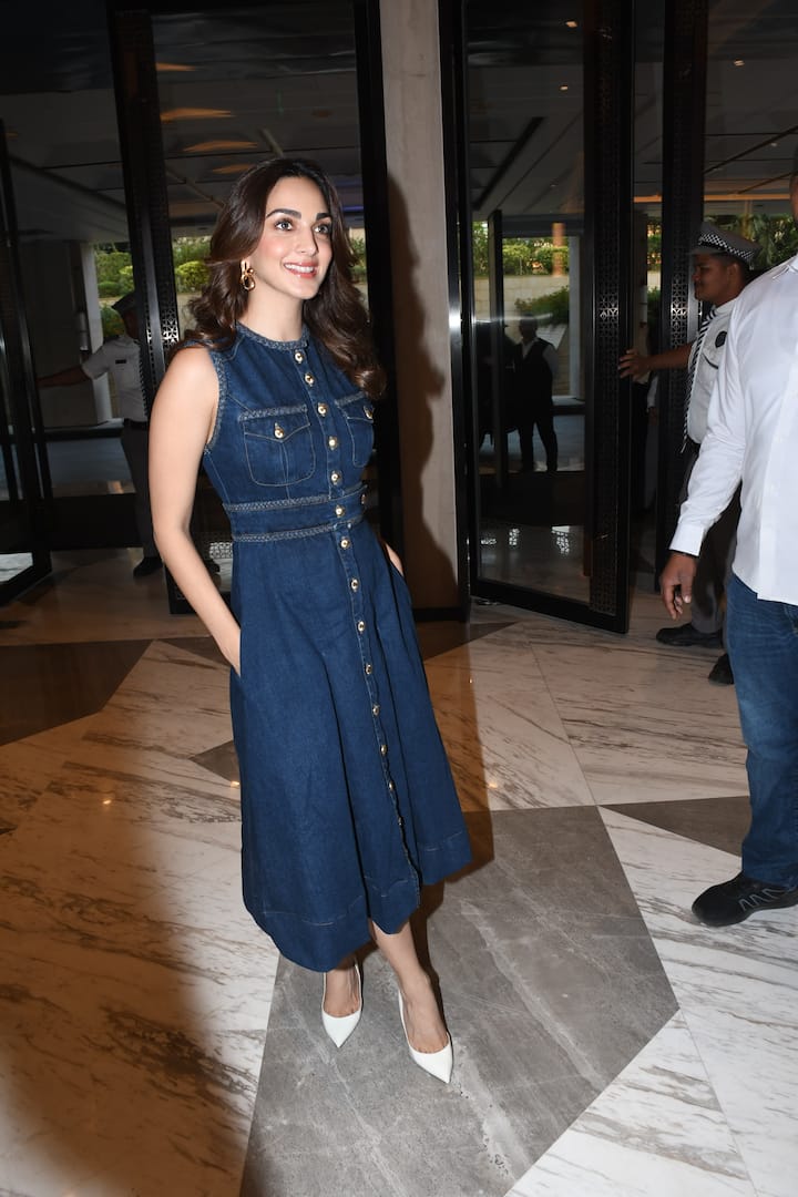 कियारा ने अपने लुक को गोल्डन ईयररिंग्स के साथ इन्हैंस किया था और व्हाइट हील्स के साथ इसे पूरा किया.