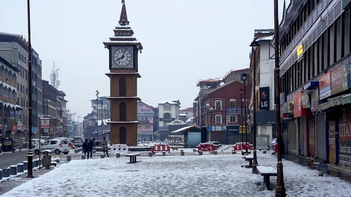 Snowfall in Srinagar: कश्मीर में भारी बर्फबारी के बाद तापमान में मामूली वृद्धि हुई है, जो अभी भी शून्य से नीचे है. श्रीनगर में तापमान -0.5 डिग्री सेल्सियस, गुलमर्ग में -4.5 डिग्री सेल्सियस.