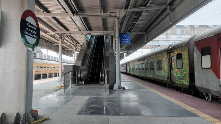 ప్రయాణీకులు సౌకర్యవంతంగా ప్రత్యేక ఏసీ లాంజ్‌లు ఏర్పాటు చేశారు. టికెట్లు వేగంగా, సులభంగా పొందేందుకు ఆధునిక డిజిటల్ టికెట్ కౌంటర్లు ఏర్పాటు చేశారు.