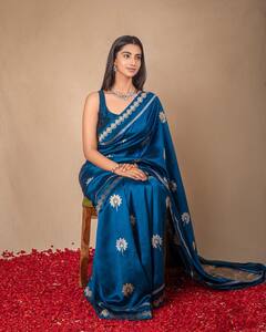 Meenaakshi Chaudhary : మీనాక్షి చౌదరి లేటెస్ట్ ఫోటోలు.. రాయల్ బ్లూ శారీలో క్వీన్ వైబ్స్ ఇస్తోన్న హీరోయిన్