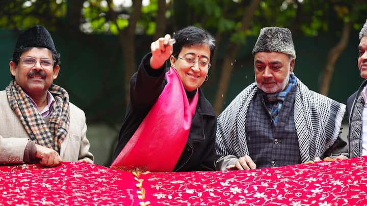 दिल्ली की सीएम ने एक्स पर पोस्ट करते हुए लिखा कि दिल्ली स्टेट उर्स कमेटी के सदस्यों का स्वागत किया और ख्वाजा मोइनुद्दीन चिश्ती के 813वें उर्स के अवसर पर चादर पेश की. ईश्वर से प्रार्थना है कि हमारे देश में सदा अमन, शांति और सौहार्द बना रहे.