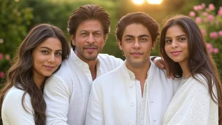 Know Truth Behind Shah Rukh Khan, Gauri Khan & Aryan Khan's Viral Picture From Mecca