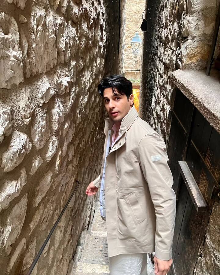 बॉलीवुड एक्टर सिद्धार्थ मल्होत्रा दिल्ली से हैं. वो दिल्ली चुनाव डालने के लिए आते हैं. लोकसभा चुनाव 2024 में भी सिद्धार्थ अपने शहर वोट डालने आए थे. उनकी फोटोज सोशल मीडिया से वायरल हुईं थीं.