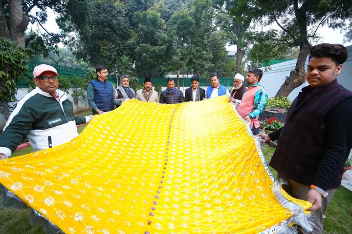 यह पवित्र चादर मंत्री इमरान हुसैन ने दिल्ली स्टेट उर्स कमिटी के चेयरमैन एफआई इस्माइली के साथ-साथ परवेज़ नूर, मुस्तफ, इस्लामुद्दीन कासमी साहब वकार भोपाली, मारुफ़ रज़ा मंजीत सिंह मोना आबिद और अन्य गणमान्य लोगों की उपस्थिति में दिली मोहब्बत और अकीदत के साथ अजमेर शरीफ रवाना की. इस अवसर पर खाद्य-आपूर्ति मंत्री और बल्लीमारान के विधायक इमरान हुसैन ने चादर पेश करते हुए अरविंद केजरीवाल की ओर से दिल्ली और देश भर के लोगों के लिए अमन, शांति और भाईचारा की दुआ मांगी.