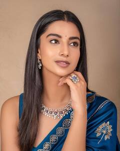 Meenaakshi Chaudhary : మీనాక్షి చౌదరి లేటెస్ట్ ఫోటోలు.. రాయల్ బ్లూ శారీలో క్వీన్ వైబ్స్ ఇస్తోన్న హీరోయిన్