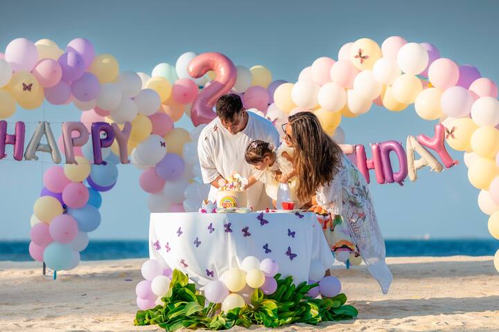 तिच्या करिअरसोबतच बिपाशा बसूच्या लव्ह लाईफचीही खूप चर्चा झाली. त्यांच्या कारकिर्दीत त्यांचे नाव अनेकांशी जोडले गेले. मिलिंद सोमण यांच्याशी जोडलेले पहिले नाव. त्यानंतर बिपाशा आणि डिनो मोरिया यांचेही मोठे अफेअर होते.