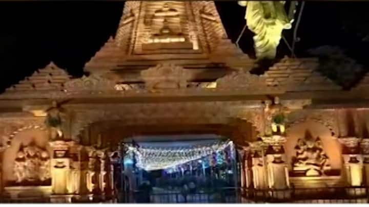 উৎসবের মরশুম বলেই এত সংখ্যক পুণ্যার্থী মন্দিরে উপস্থিত হন, নতুন বছরের শুরুতে সাইবাবার আশীর্বাদ প্রার্থনা করেন বলে দাবি মন্দির কর্তৃপক্ষের।