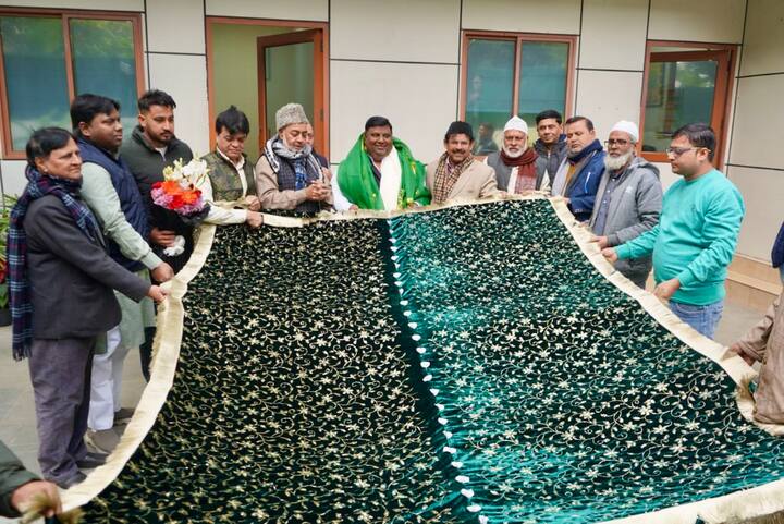 इमरान हुसैन ने यह भी बताया कि दिल्ली की 'आप' सरकार देश की पहली सरकार है जिसने उर्स जायरीनों की सुविधा के लिए दिल्ली उर्स कमेटी का गठन किया है. पिछले कई वर्षों से दिल्ली सरकार विशेष रूप से तैयार उर्स ट्रांजिट शिविर में जायरीनों के प्रवास के लिए हर इंतजाम कर रही है और इस साल भी बुराड़ी ग्राउंड के उर्स कैंप में सामान्य शिष्टाचार और प्रयाप्त सुविधाएं प्रदान की जा रही हैं. उन्होंने बताया कि देश के विभिन्न राज्यों से लगभग अस्सी हजार से एक लाख जायरीन बुराड़ी ग्राउंड के उर्स शिविर में आते है. अजमेर में ख्वाजा मोइनुद्दीन चिश्ती के वार्षिक उर्स में भाग लेने के लिए प्रस्थान करने से पहले जायरीन कुछ दिनों के लिए दिल्ली में प्रवास करते हैं.