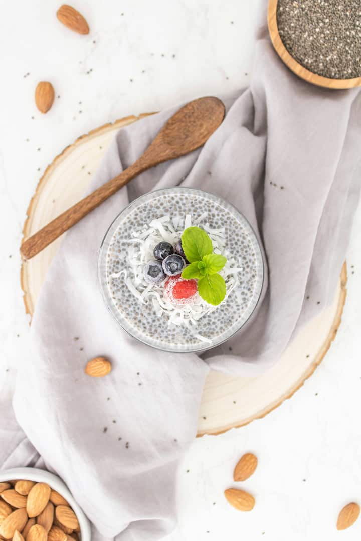 चिया बियांमध्ये प्रथिने, फायबर, अँटिऑक्सिडंट्स आणि ओमेगा-३ फॅटी ॲसिड मुबलक प्रमाणात असतात, जे शरीराला आतून मजबूत करतात.