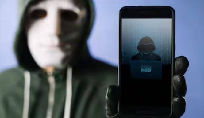 ਜੇ ਤੁਹਾਡੀ ਜਾਣਕਾਰੀ ਤੋਂ ਬਿਨਾਂ ਤੁਹਾਡੇ ਫ਼ੋਨ ਤੋਂ ਕਾਲ ਜਾਂ ਮੈਸੇਜ ਭੇਜੇ ਜਾ ਰਹੇ ਹਨ, ਤਾਂ ਇਹ ਪੱਕਾ ਹੈ ਕਿ ਤੁਹਾਡਾ ਫ਼ੋਨ ਹੈਕ ਹੋ ਗਿਆ ਹੈ। ਜੇ ਤੁਹਾਡੇ ਫ਼ੋਨ 'ਤੇ ਵਾਰ-ਵਾਰ ਅਣਚਾਹੇ ਇਸ਼ਤਿਹਾਰ ਅਤੇ ਪੌਪਅੱਪ ਆਉਣੇ ਸ਼ੁਰੂ ਹੋ ਗਏ ਹਨ, ਤਾਂ ਇਹ ਫ਼ੋਨ 'ਚ ਵਾਇਰਸ ਦੀ ਨਿਸ਼ਾਨੀ ਹੈ।