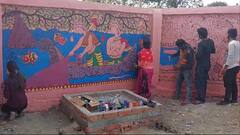 मधुबनी के दुर्गीपट्टी में मुख्यमंत्री की प्रगति यात्रा की तैयारियां तेज, मिथिला पेंटिंग से सजी दीवारें