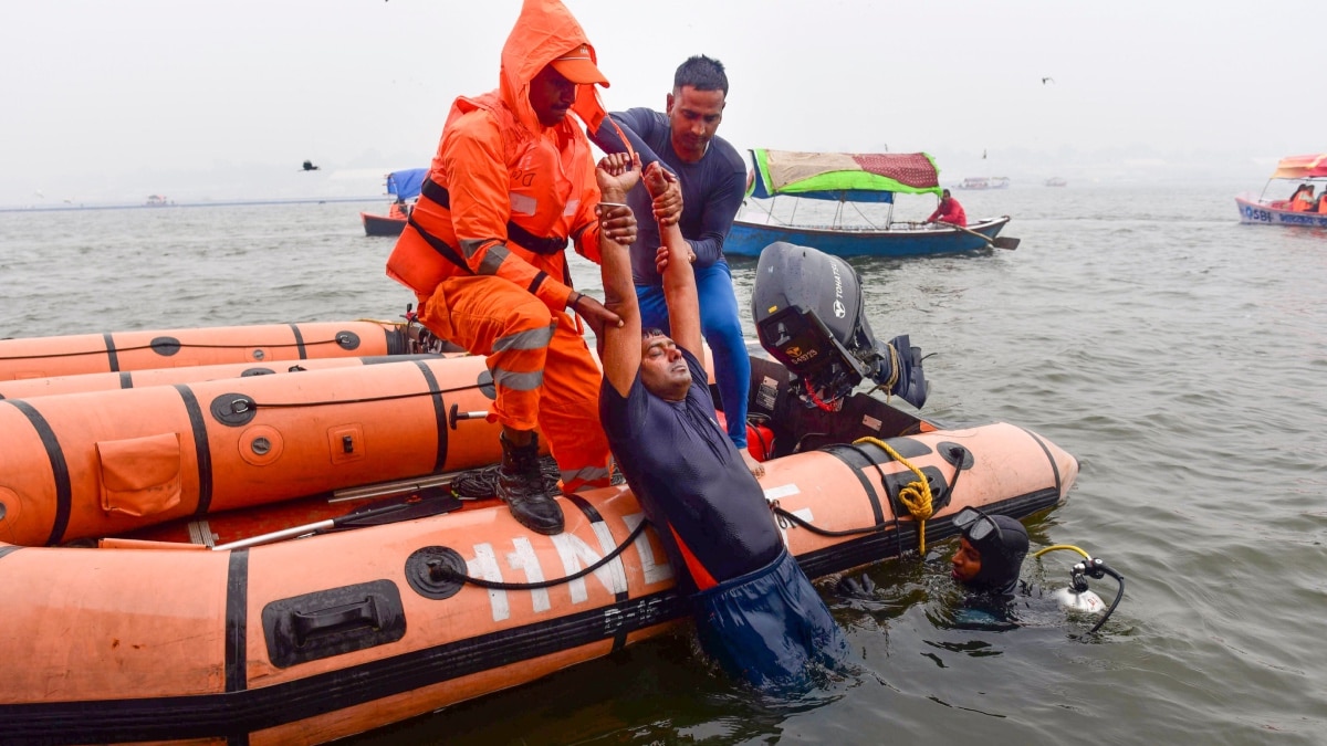 महाकुंभ में मॉक ड्रिल के दौरान सच में हादसा, संगम में पलटी श्रद्धालुओं से भरी नाव, मची अफरा-तफरी