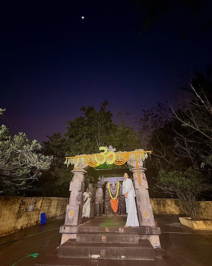 सारा अली खानने यापूर्वी केदारनाथ, उज्जैनचे महाकाल आणि वाराणसीच्या काशी विश्वनाथ मंदिरात गेल्याचे फोटो शेअर केले आहेत. तिने अमरनाथ गुहेच्या भेटीचा व्हिडिओही शेअर केला आहे.