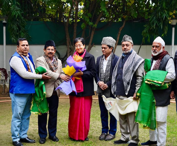 इमरान हुसैन ने कहा कि अरविंद केजरीवाल के मार्गदर्शन में सरकार शांति, सद्भाव और अमन का सन्देश लेकर जाने वाले जायरीनों की सेवा करने में गर्व महसूस करती है. ख्वाजा मोइनुद्दीन चिश्ती आज भी देश के लोगों के दिलो-दिमाग में एक खास स्थान रखते हैं. आज भी उनके दर्शन और विचार बड़ी संख्या में लोगों के लिए प्रेरणा का स्रोत हैं.