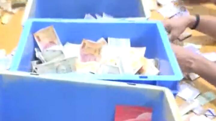 সম্প্রতি এক মহিলা মন্দিরে ১৩ লক্ষ টাকার সোনার নেকলেসও দান করেন।