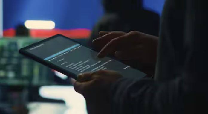 ਜੇ ਤੁਹਾਡਾ ਫ਼ੋਨ ਹੈਕ ਹੋ ਗਿਆ ਹੈ, ਤਾਂ ਇਹ ਯਕੀਨੀ ਤੌਰ 'ਤੇ ਸੰਕੇਤ ਕਰੇਗਾ। ਇੱਥੇ ਅਸੀਂ ਤੁਹਾਨੂੰ ਕੁਝ ਅਜਿਹੇ ਸੰਕੇਤ ਦੱਸ ਰਹੇ ਹਾਂ ਜਿਸ ਨਾਲ ਤੁਸੀਂ ਸਮਝ ਸਕਦੇ ਹੋ ਕਿ ਤੁਹਾਡਾ ਸਮਾਰਟਫੋਨ ਹੈਕ ਹੋ ਗਿਆ ਹੈ।