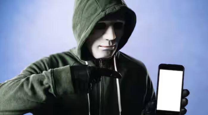 ਜੇ ਤੁਹਾਡਾ ਫ਼ੋਨ ਆਮ ਵਰਤੋਂ ਦੇ ਬਾਵਜੂਦ ਬਹੁਤ ਜ਼ਿਆਦਾ ਗਰਮ ਹੋ ਜਾਂਦਾ ਹੈ, ਤਾਂ ਇਹ ਇਸ ਗੱਲ ਦਾ ਸੰਕੇਤ ਹੋ ਸਕਦਾ ਹੈ ਕਿ ਬੈਕਗ੍ਰਾਊਂਡ ਵਿੱਚ ਕੁਝ ਅਣਅਧਿਕਾਰਤ ਪ੍ਰਕਿਰਿਆ ਚੱਲ ਰਹੀ ਹੈ। ਇਹ ਹੈਕਿੰਗ ਦਾ ਸਪੱਸ਼ਟ ਸੰਕੇਤ ਹੈ।