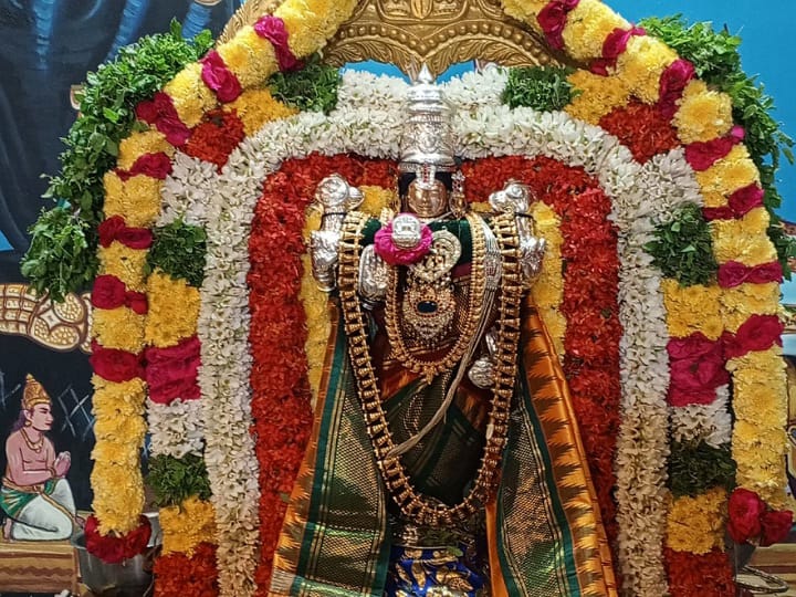 கரூர் ரங்கநாதர் சுவாமி ஆலயத்தில்இன்று வைகுண்ட ஏகாதசி பகல் பத்து ஏழாம் நாள் சுவாமி திருவீதி உலா